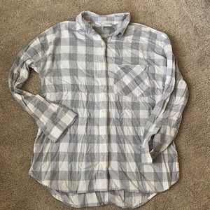 Old Navy women’s the boyfriend shirt long sleeve button down size medium